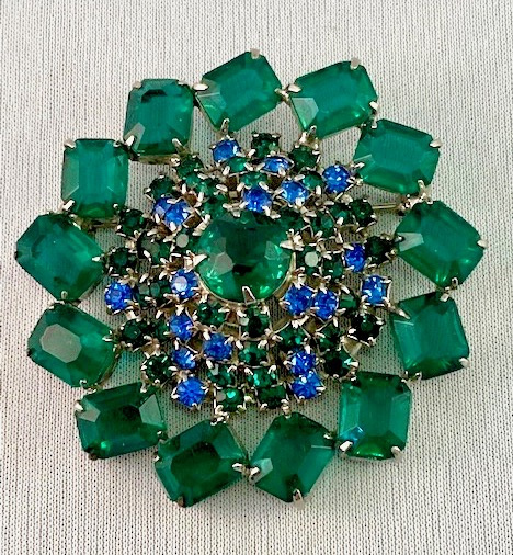 UNS9 emerald round rhinestone pin